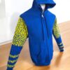 Confort y Arte: Sudadera con Gorro Azul Rey para Niño de Cierre Bordada a Mano - Imagen 3