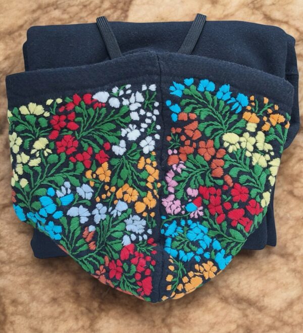 Estilo Encantado: Sudadera negra con Gorro para Niña Bordada a Mano - Imagen 14