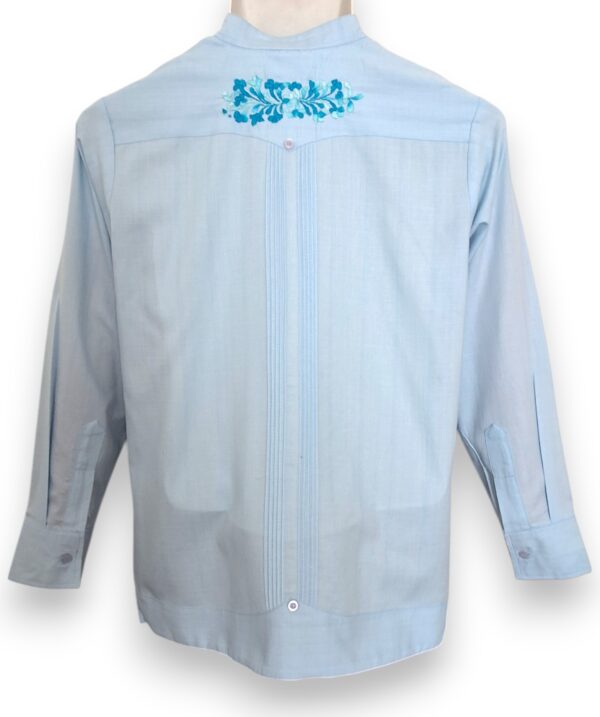 Distinción y Arte: Guayabera de Lino Azul Cielo Bordada a Mano - Imagen 5