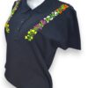 Elegancia Sutil: Playera Tipo Polo Negra de Algodón para Dama Bordada a Mano - Imagen 2