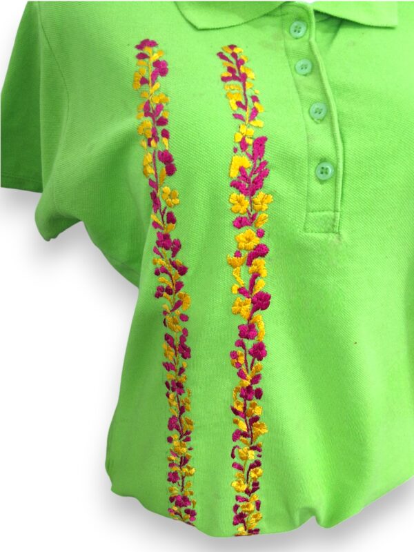Verde Refrescante: Playera Tipo Polo de Manga Corta para Dama Bordada a Mano - Imagen 8