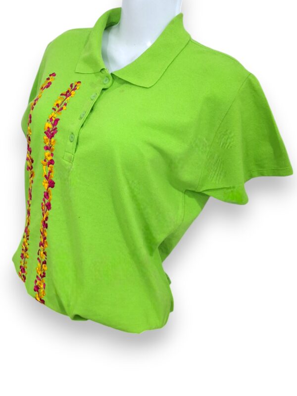 Verde Refrescante: Playera Tipo Polo de Manga Corta para Dama Bordada a Mano - Imagen 5
