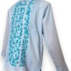 Distinción y Arte: Guayabera de Lino Azul Cielo Bordada a Mano - Imagen 2