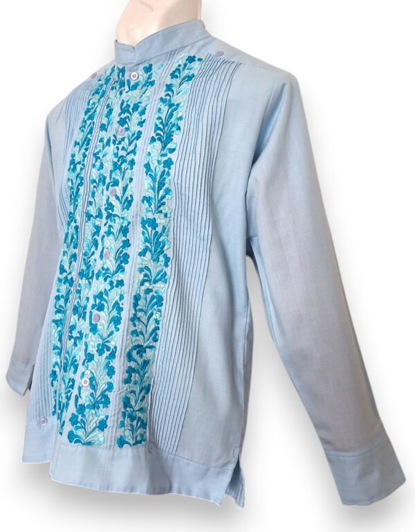 Distinción y Arte: Guayabera de Lino Azul Cielo Bordada a Mano - Imagen 2
