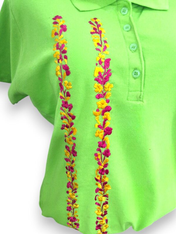 Verde Refrescante: Playera Tipo Polo de Manga Corta para Dama Bordada a Mano - Imagen 3