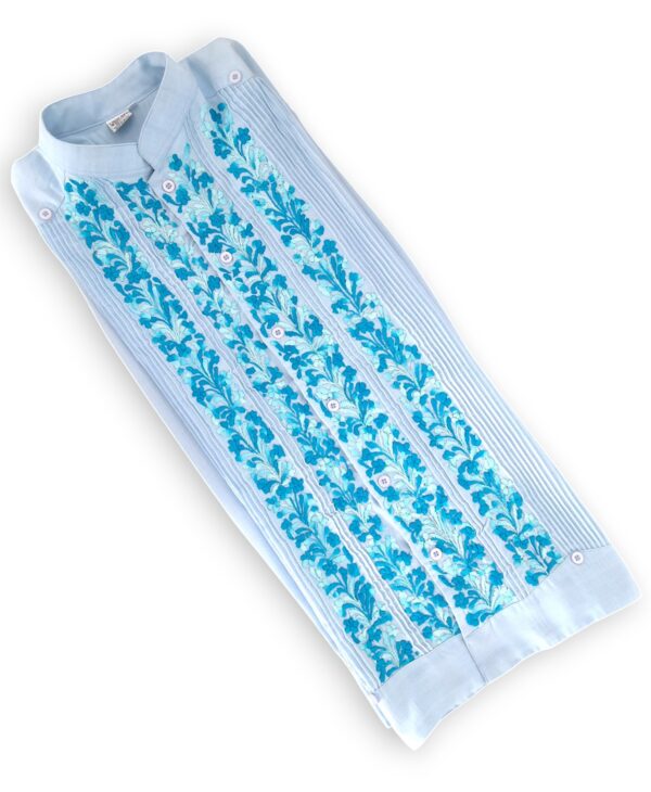 Distinción y Arte: Guayabera de Lino Azul Cielo Bordada a Mano - Imagen 6