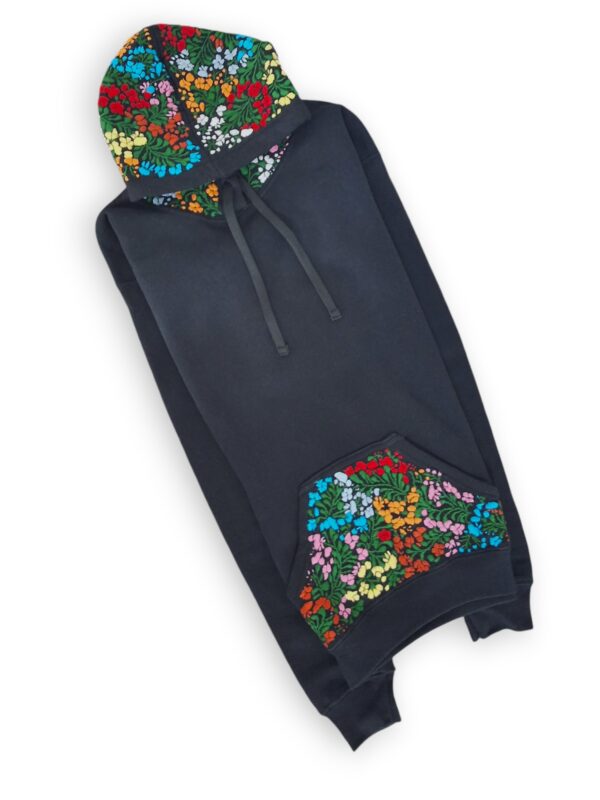 Estilo Encantado: Sudadera negra con Gorro para Niña Bordada a Mano - Imagen 8