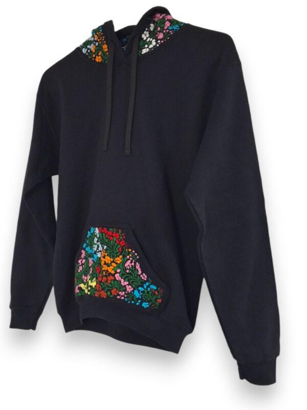 Estilo Encantado: Sudadera negra con Gorro para Niña Bordada a Mano - Imagen 2