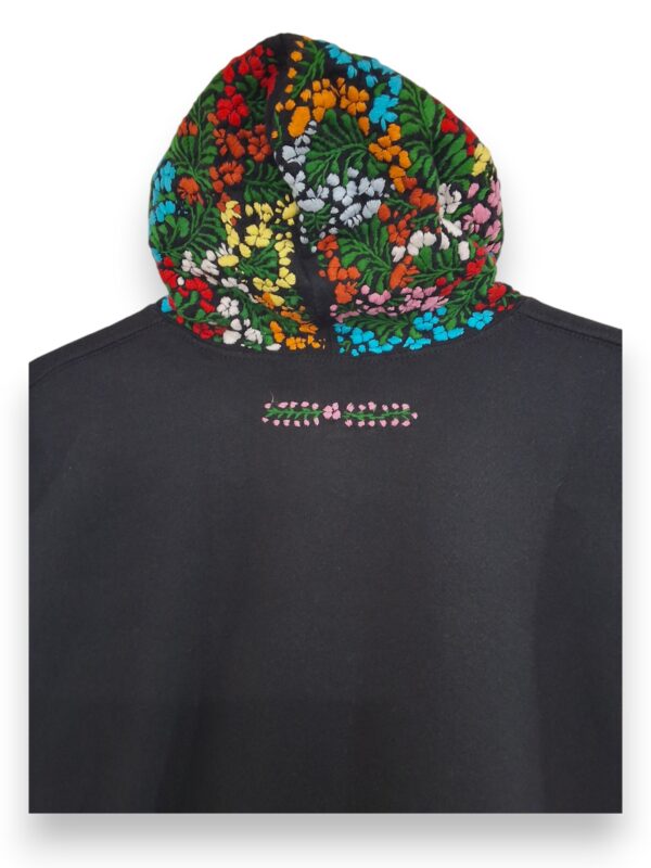 Estilo Encantado: Sudadera negra con Gorro para Niña Bordada a Mano - Imagen 9