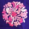 Elegancia Infantil: Playera Morada para Niño de Manga Corta Bordada a Mano - Imagen 4