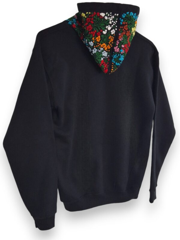 Estilo Encantado: Sudadera negra con Gorro para Niña Bordada a Mano - Imagen 7
