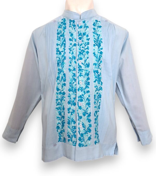 Distinción y Arte: Guayabera de Lino Azul Cielo Bordada a Mano - Imagen 3
