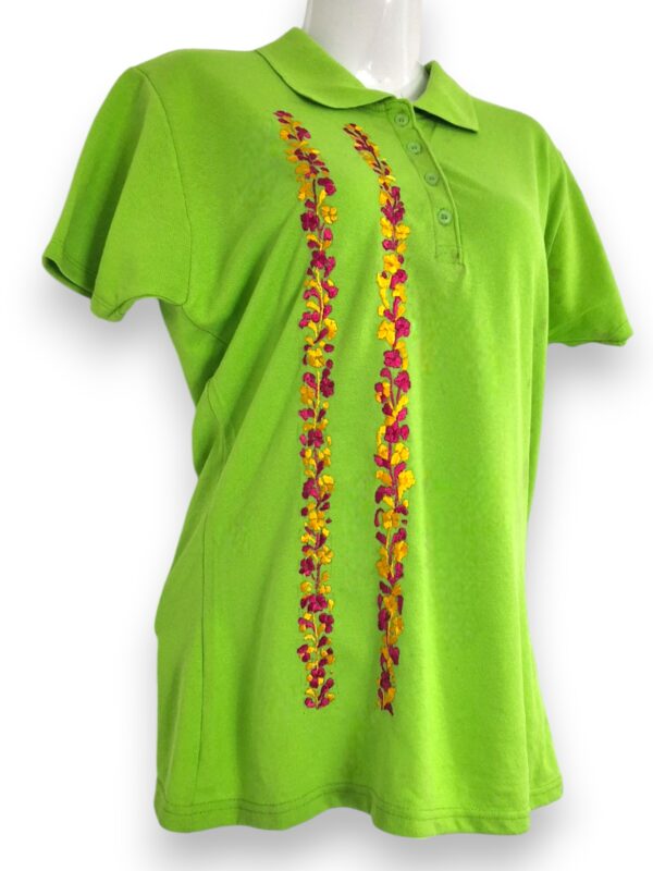 Verde Refrescante: Playera Tipo Polo de Manga Corta para Dama Bordada a Mano - Imagen 4
