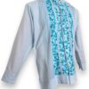 Distinción y Arte: Guayabera de Lino Azul Cielo Bordada a Mano - Imagen 4