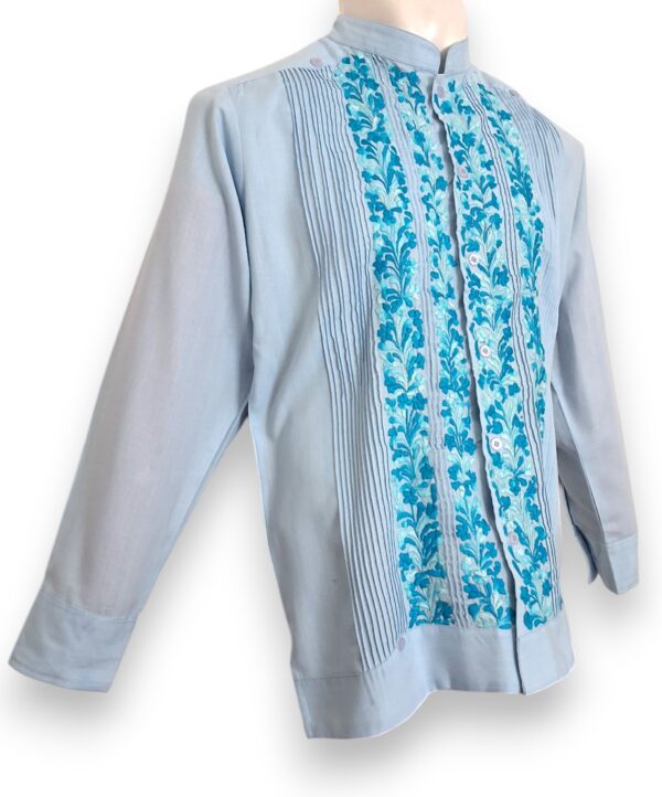 Distinción y Arte: Guayabera de Lino Azul Cielo Bordada a Mano - Imagen 4
