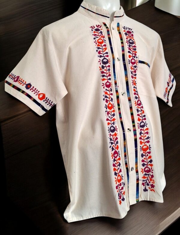 Guayabera de Manta Manga Corta Bordada a mano: Pureza y Elegancia - Imagen 3