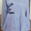 Elegancia Atemporal: Blusa Rayada de Manga Larga Bordada a Mano