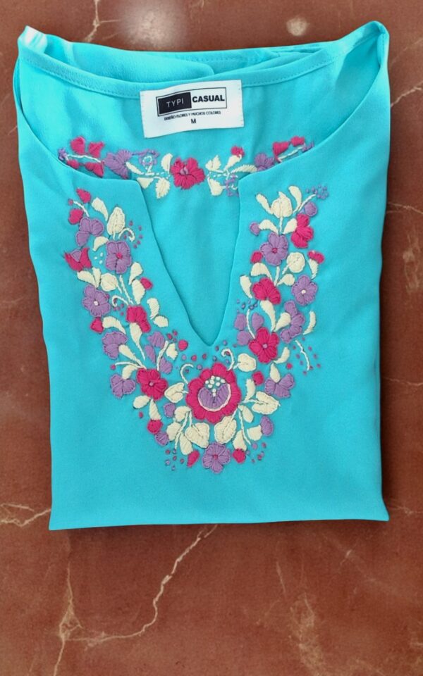 Blusa Azul Cielo Bordada a Mano: Elegancia y Distinción para la Mujer - Imagen 7