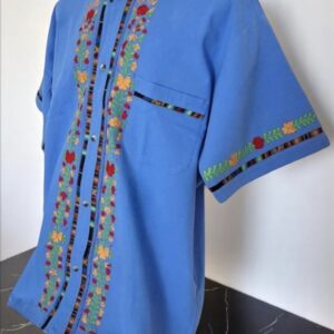 Guayabera Azul Petroleo de Manta Manga Corta Bordada a Mano: Artesanía en Cada Hilo