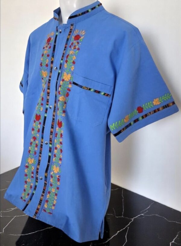 Guayabera Azul Petroleo de Manta Manga Corta Bordada a Mano: Artesanía en Cada Hilo