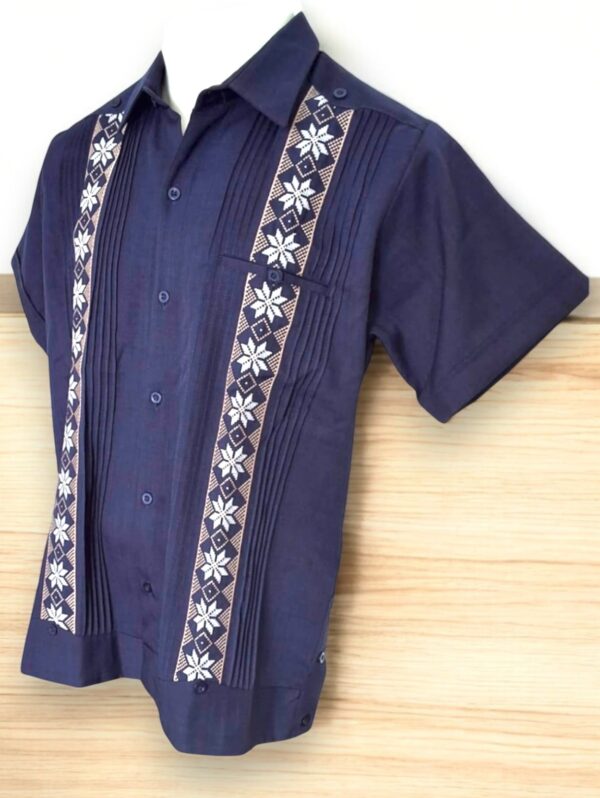 Guayabera Azul Marino de Lino Manga Corta con Tejido de Telar y Grecas: Refinamiento y Tradición - Imagen 3