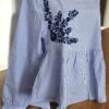 Elegancia Atemporal: Blusa Rayada de Manga Larga Bordada a Mano - Imagen 2