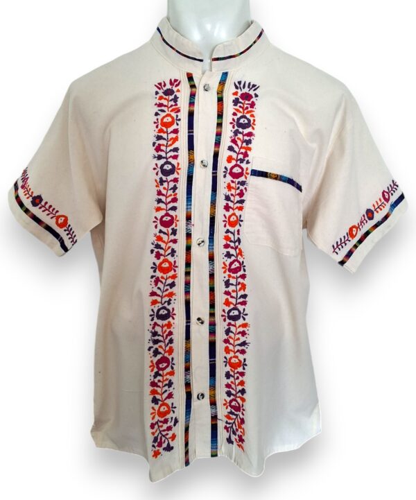 Guayabera de Manta Manga Corta Bordada a mano: Pureza y Elegancia - Imagen 2