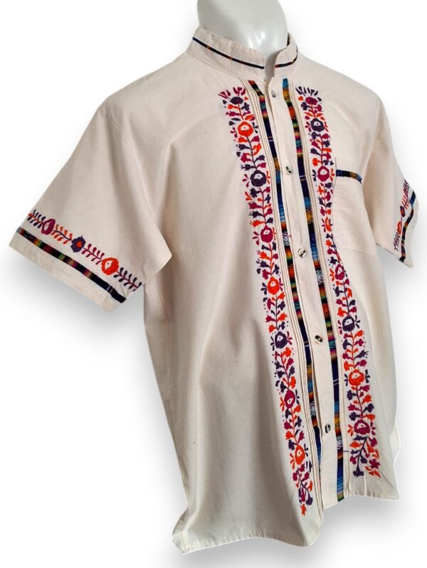Guayabera de Manta Manga Corta Bordada a mano: Pureza y Elegancia - Imagen 3