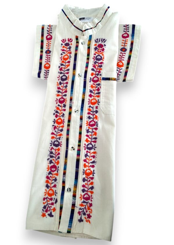 Guayabera de Manta Manga Corta Bordada a mano: Pureza y Elegancia - Imagen 6