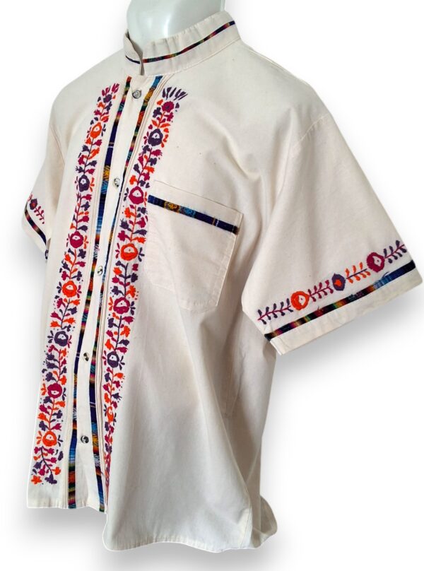 Guayabera de Manta Manga Corta Bordada a mano: Pureza y Elegancia - Imagen 4