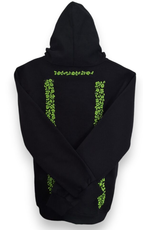 Estilo y Elegancia: Sudadera Negra con Gorro Cerrada Bordada a Mano - Imagen 9