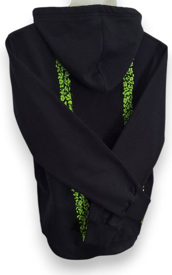 Estilo y Elegancia: Sudadera Negra con Gorro Cerrada Bordada a Mano - Imagen 7