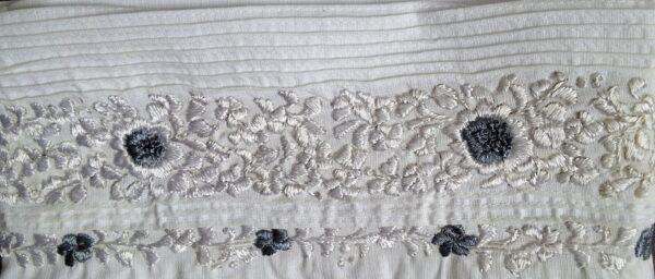 Elegancia Atemporal: Hermosa Guayabera de Lino Blanco Bordada a Mano - Imagen 11
