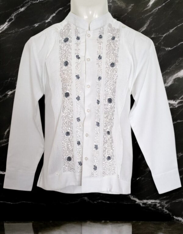 Elegancia Atemporal: Hermosa Guayabera de Lino Blanco Bordada a Mano - Imagen 2