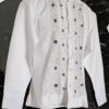 Elegancia Atemporal: Hermosa Guayabera de Lino Blanco Bordada a Mano - Imagen 3
