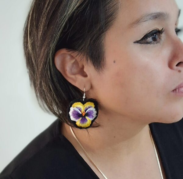 Suspiros de Seda y Algodón: Hermosos Aretes de Flores Bordados a Mano - Imagen 3