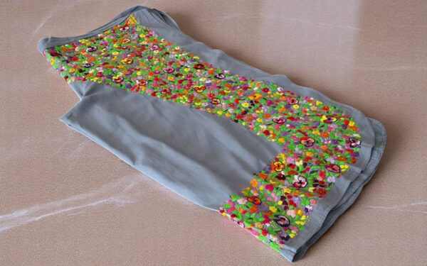 Ecos de Tradición: Pantalón Envolvente Color Gris Oxford Bordado a Mano - Imagen 16
