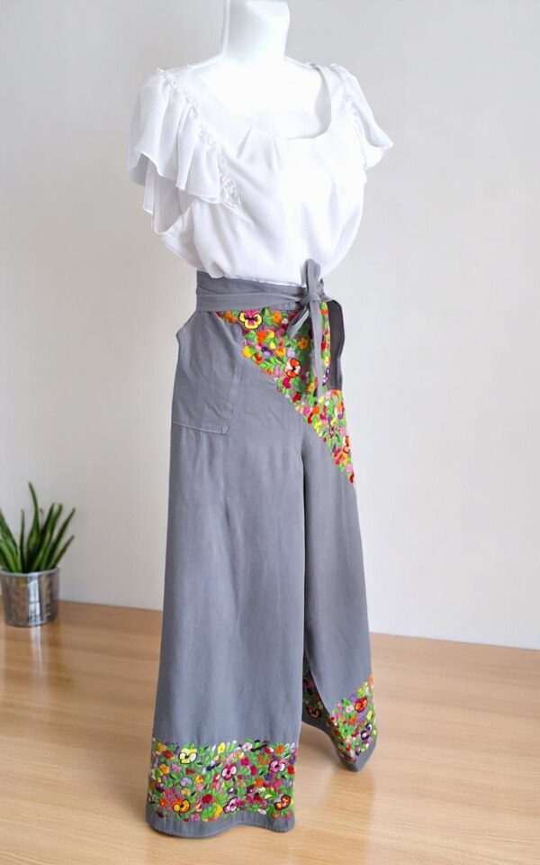 Ecos de Tradición: Pantalón Envolvente Color Gris Oxford Bordado a Mano - Imagen 3