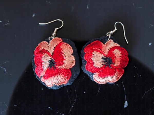 Suspiros de Seda y Algodón: Hermosos Aretes de Flores Bordados a Mano - Imagen 11