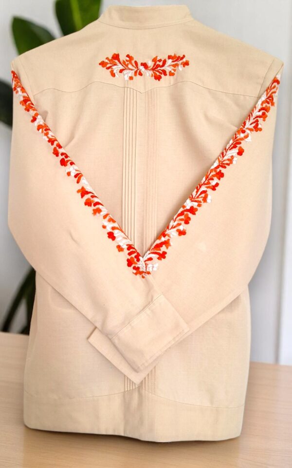 Raíces Oaxaqueñas: Hermosa Guayabera de Lino Beige Bordada a Mano - Imagen 5