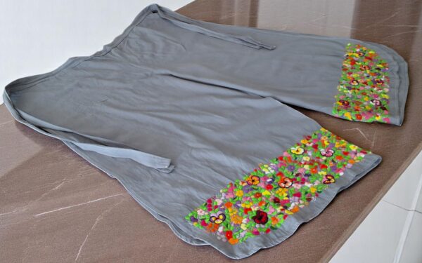 Ecos de Tradición: Pantalón Envolvente Color Gris Oxford Bordado a Mano - Imagen 11