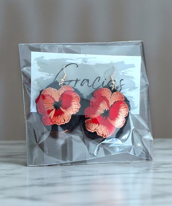 Suspiros de Seda y Algodón: Hermosos Aretes de Flores Bordados a Mano - Imagen 10