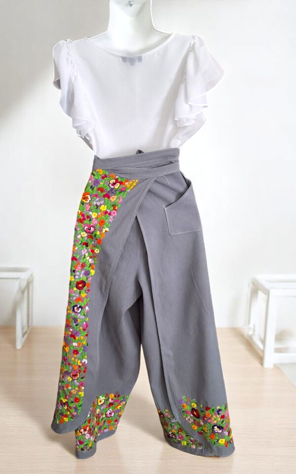 Ecos de Tradición: Pantalón Envolvente Color Gris Oxford Bordado a Mano - Imagen 4