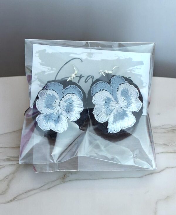 Suspiros de Seda y Algodón: Hermosos Aretes de Flores Bordados a Mano - Imagen 12