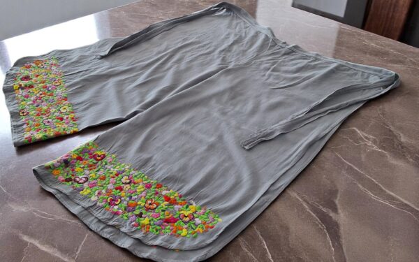 Ecos de Tradición: Pantalón Envolvente Color Gris Oxford Bordado a Mano - Imagen 12