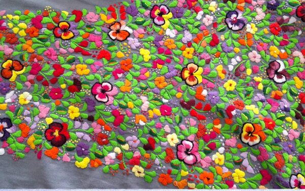 Ecos de Tradición: Pantalón Envolvente Color Gris Oxford Bordado a Mano - Imagen 9