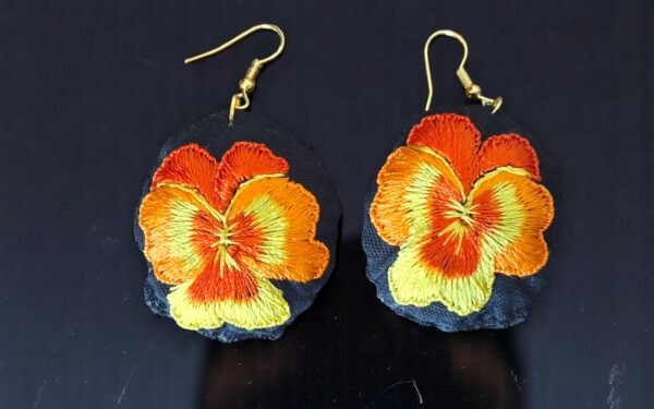 Suspiros de Seda y Algodón: Hermosos Aretes de Flores Bordados a Mano - Imagen 21