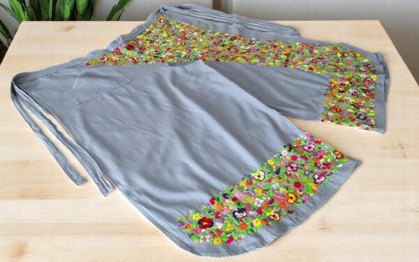 Ecos de Tradición: Pantalón Envolvente Color Gris Oxford Bordado a Mano - Imagen 6