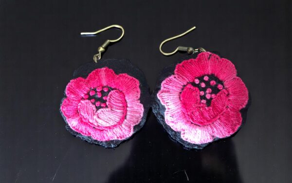 Suspiros de Seda y Algodón: Hermosos Aretes de Flores Bordados a Mano - Imagen 7