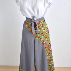 Ecos de Tradición: Pantalón Envolvente Color Gris Oxford Bordado a Mano